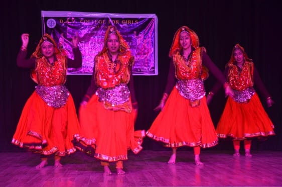 प्रतिभा खोज प्रतियोगिता के विजेताओं के साथ मुख्यातिथि व अन्य। संस्थान