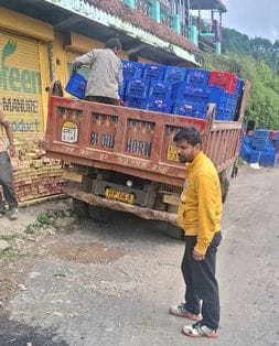 रामपुर रोहड़ू सडक़ पर नरैण में भूमि धंसने से सडक़ हुई क्षतिग्रस्त। संवाद रामपुर रोहड़ू सडक़ पर नरैण में भूमि धंसने से सडक़ हुई क्षतिग्रस्त। संवाद
