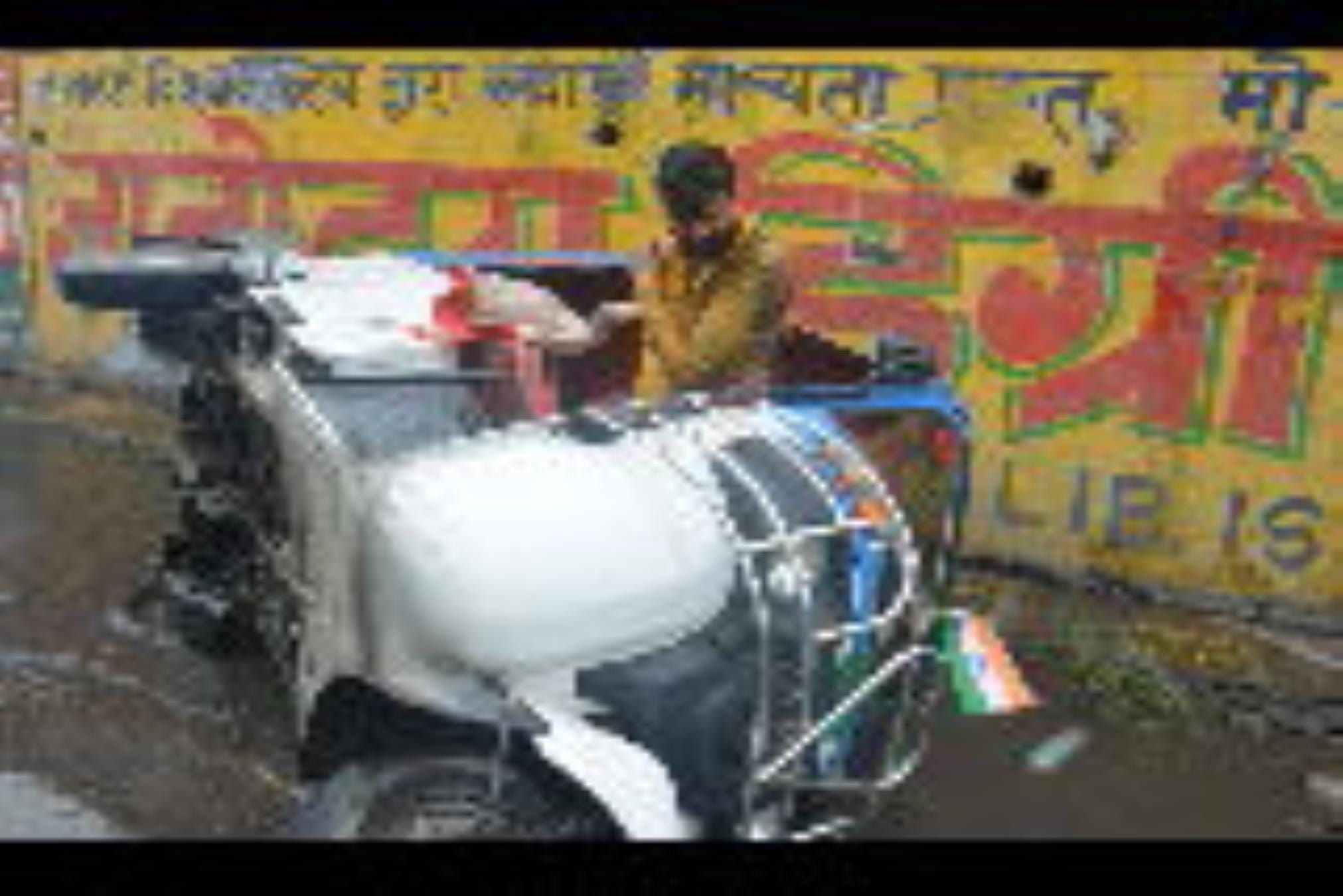 सीतापुर रोड स्थित मड़ियांव थाने के सामने जर्जर सड़क पर ऑटो पलट गया। पास से गुजर रहे लोगों की म सीतापुर रोड स्थित मड़ियांव थाने के सामने जर्जर सड़क पर ऑटो पलट गया। पास से गुजर रहे लोगों की म