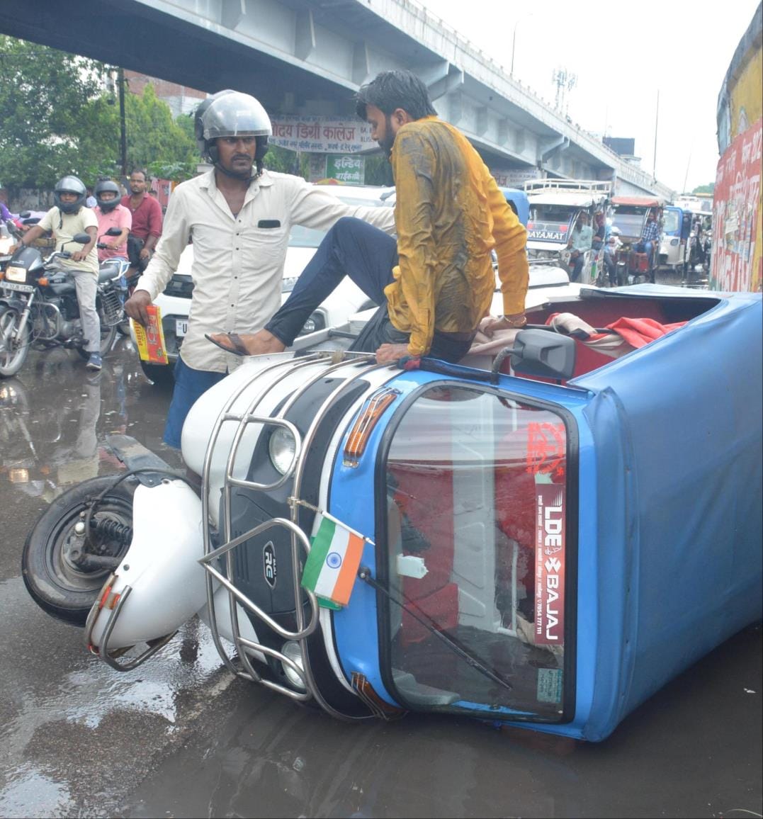सीतापुर रोड स्थित मड़ियांव थाने के सामने जर्जर सड़क पर ऑटो पलट गया। पास से गुजर रहे लोगों की म सीतापुर रोड स्थित मड़ियांव थाने के सामने जर्जर सड़क पर ऑटो पलट गया। पास से गुजर रहे लोगों की म