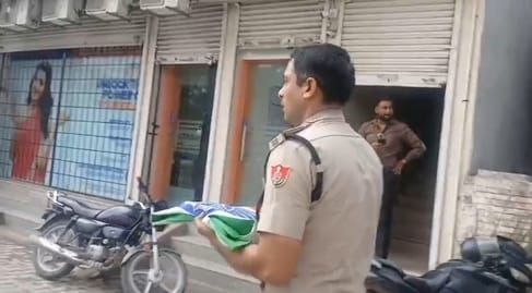 शहर के प्रेम नगर विशाल मेगा मार्ट के पास भवन में बाहर बैठे कर्मचारी। संवाद