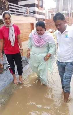 शहर के दशमेश नगर जड़ौत रोड पर जलभराव की स्थिति का जायजा लेते हुए मेयर सैलजा सचदेवा। प्रवक्ता