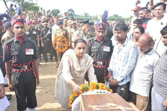 शहीद प्रभात गौड के पिता एसपी गौड़ बेटी सोनिका बेटा खुशहाल को भारतीय सेना के अधिकारी तिरंगा और वर शहीद प्रभात गौड के पिता एसपी गौड़ बेटी सोनिका बेटा खुशहाल को भारतीय सेना के अधिकारी तिरंगा और वर