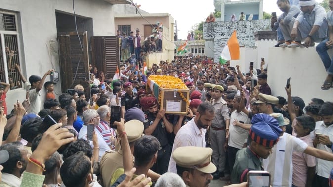 शहीद प्रभात गौड के पिता एसपी गौड़ बेटी सोनिका बेटा खुशहाल को भारतीय सेना के अधिकारी तिरंगा और वर शहीद प्रभात गौड के पिता एसपी गौड़ बेटी सोनिका बेटा खुशहाल को भारतीय सेना के अधिकारी तिरंगा और वर