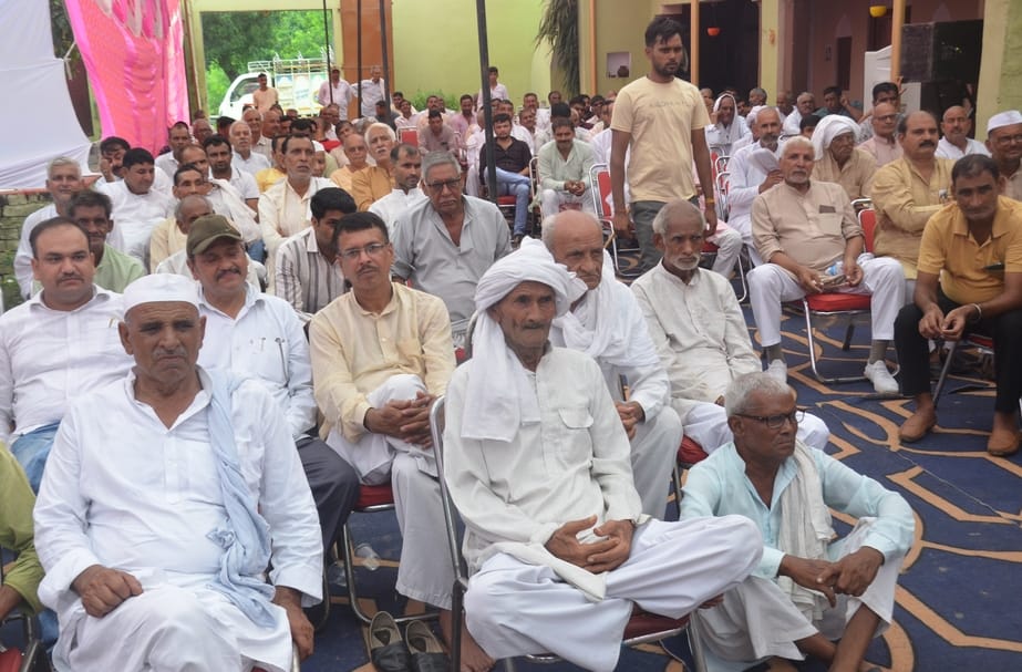 शामली क्षेत्र के गांव कसेरवा में आयोजित खाप पंचायत में बोलते वक्ता व मौजूद खाप चौधरी । संवाद शामली क्षेत्र के गांव कसेरवा में आयोजित खाप पंचायत में बोलते वक्ता व मौजूद खाप चौधरी । संवाद