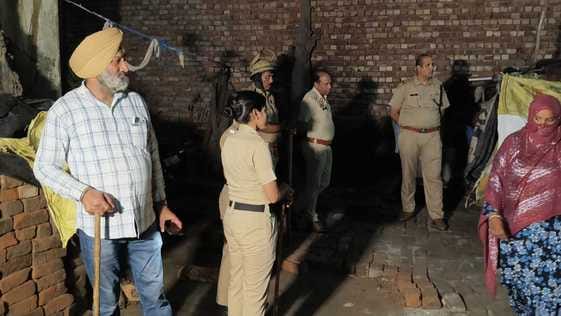 तरावड़ी के मकान में छानबीन करती पुलिस तरावड़ी के मकान में छानबीन करती पुलिस