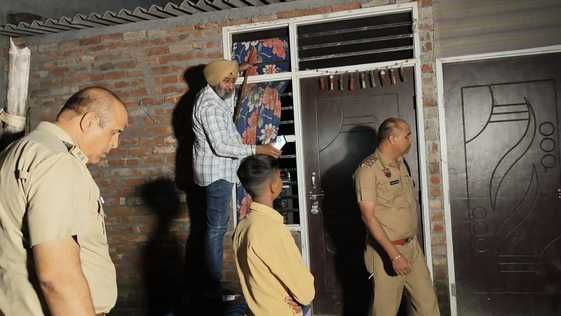 तरावड़ी के मकान में छानबीन करती पुलिस तरावड़ी के मकान में छानबीन करती पुलिस