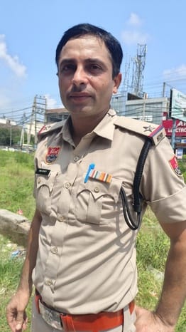 दमकल विभाग के कर्मचारी वचन सिंह। संवाद दमकल विभाग के कर्मचारी वचन सिंह। संवाद