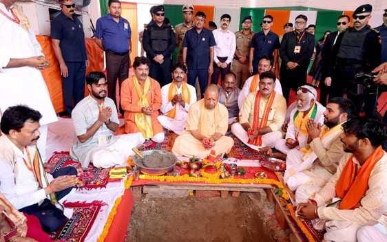 विद्यालय का शिलान्यास करते मुख्यमंत्री योगी आदित्यनाथ। विद्यालय का शिलान्यास करते मुख्यमंत्री योगी आदित्यनाथ।