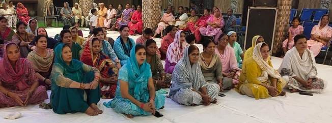 09... सेक्टर 12 के गोल्डन मोमेंट में आयोजित श्रीमद् भागवत कथा में प्रवचन सुनते श्रद्धालु। संवाद