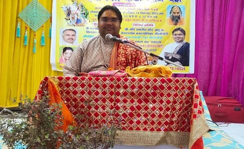 09... सेक्टर 12 के गोल्डन मोमेंट में आयोजित श्रीमद् भागवत कथा में प्रवचन सुनते श्रद्धालु। संवाद