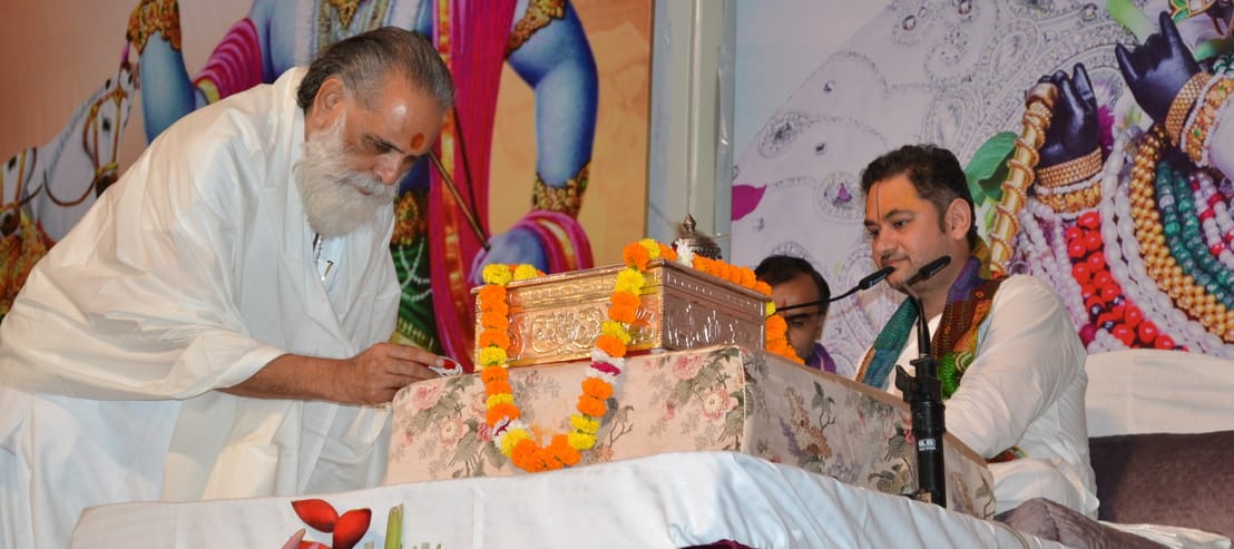 09... सेक्टर 12 के गोल्डन मोमेंट में आयोजित श्रीमद् भागवत कथा में प्रवचन सुनते श्रद्धालु। संवाद