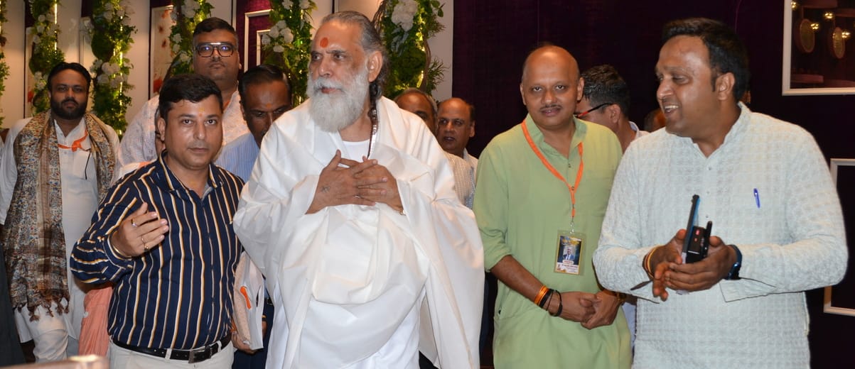 09... सेक्टर 12 के गोल्डन मोमेंट में आयोजित श्रीमद् भागवत कथा में प्रवचन सुनते श्रद्धालु। संवाद