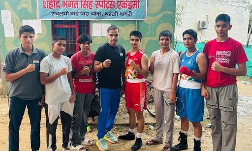 26  अंडर 14 आयु वर्ग की राज्य स्तरीय चैंपियन कबड्डी टीम आयोजकों और उनके प्रशिक्षकों के साथ। स्र