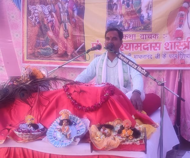 आरिफपुर मंदिरों में श्रीमद् भागवत कथा के दौरान श्रद्धालु आरिफपुर मंदिरों में श्रीमद् भागवत कथा के दौरान श्रद्धालु