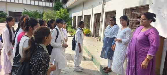 आर्यकन्या महाविद्यालय में अंग्रेजी के क्लास में छात्राओं को पढ़ाती डॉ.प्रीति सिंह। संवाद आर्यकन्या महाविद्यालय में अंग्रेजी के क्लास में छात्राओं को पढ़ाती डॉ.प्रीति सिंह। संवाद