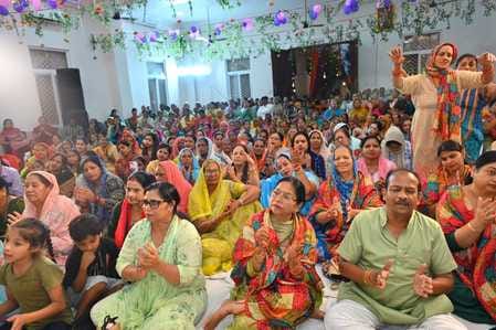 अंबाला छावनी के रामबाग स्थित गौशाला में प्रवचन  करते कथाव्यास। प्रवक्ता