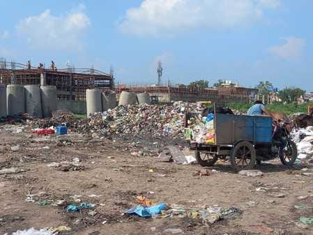 अंबाला छावनी में 12 क्रॉस रोड पर बनाया गया डंपिंग जोन। अकाइवा अंबाला छावनी में 12 क्रॉस रोड पर बनाया गया डंपिंग जोन। अकाइवा