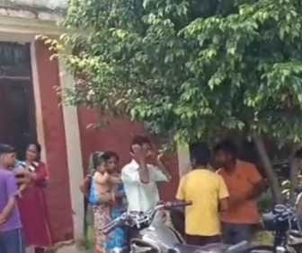 अंबाला सिटी के शुकुलकुंड रोड पर दुकानदारों द्वारा पकड़े संदिग्ध को लेकर जाती पुलिस। सोशल मीडिया अंबाला सिटी के शुकुलकुंड रोड पर दुकानदारों द्वारा पकड़े संदिग्ध को लेकर जाती पुलिस। सोशल मीडिया