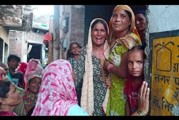 बिजनौर में गंगा बैराज के तटबंध काम कर रहे ग्रामीणों से वार्ता करते जिला पंचायत अध्यक्ष चौधरी सा बिजनौर में गंगा बैराज के तटबंध काम कर रहे ग्रामीणों से वार्ता करते जिला पंचायत अध्यक्ष चौधरी सा