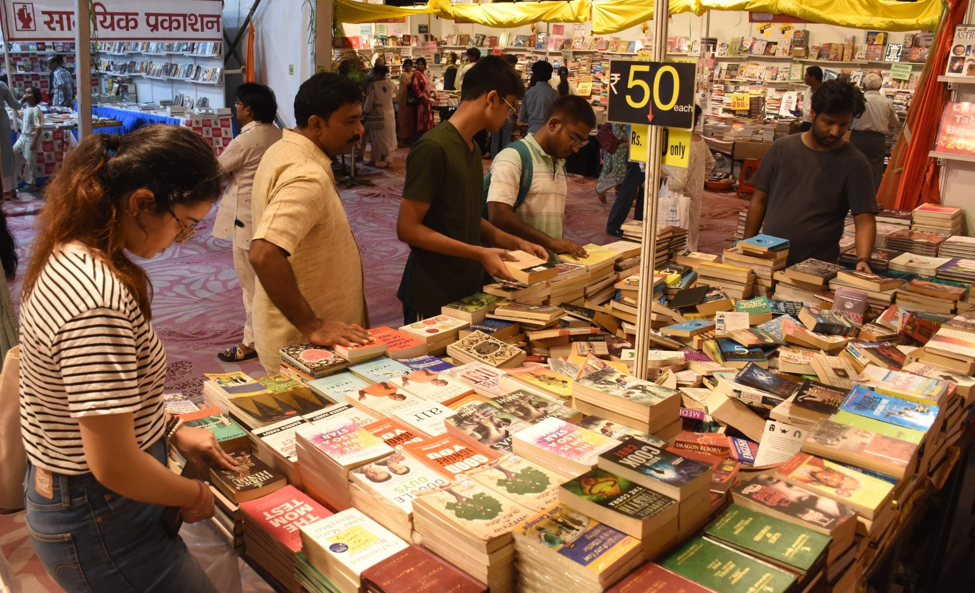 बलरामपुर गार्डन में चल रहे पुस्तक मेले में पुस्तको की खरीदारी करते लोग। बलरामपुर गार्डन में चल रहे पुस्तक मेले में पुस्तको की खरीदारी करते लोग।
