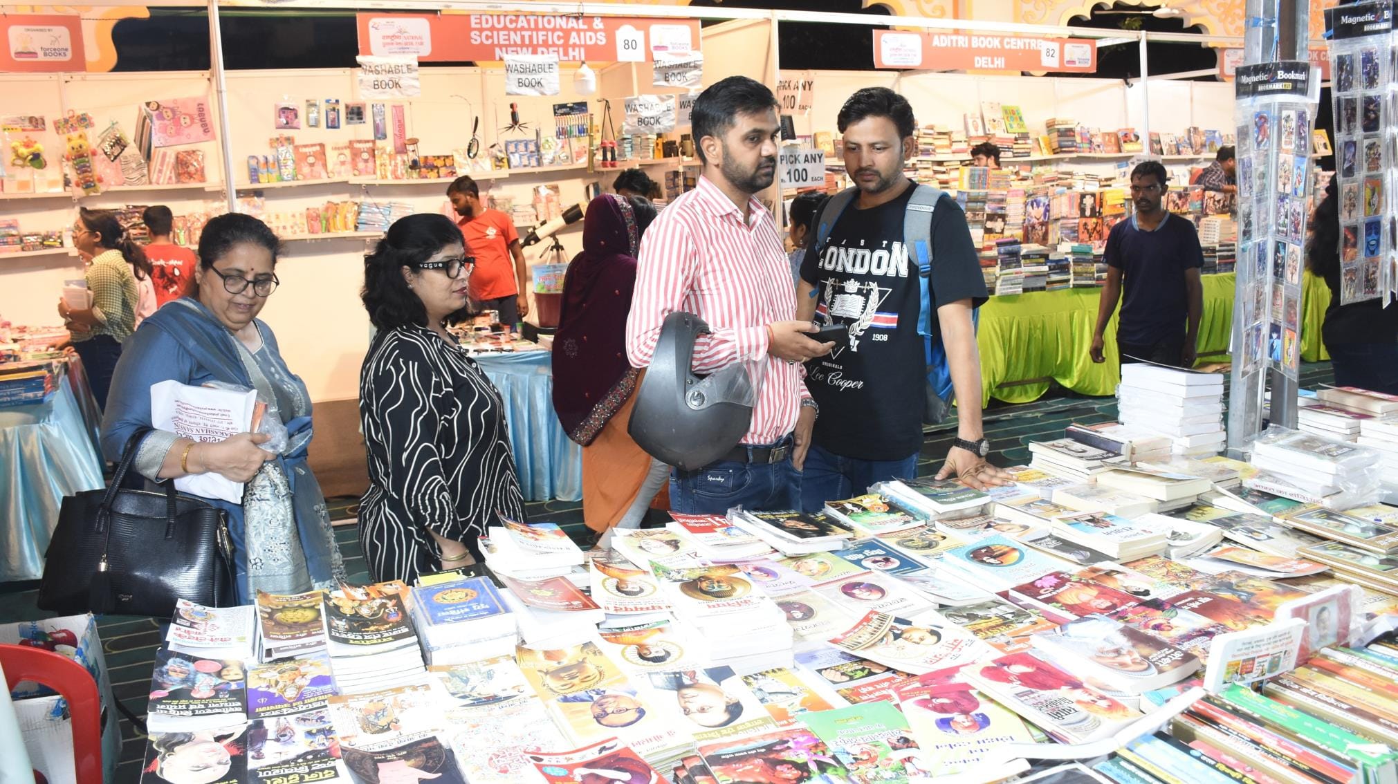 बलरामपुर गार्डन में चल रहे पुस्तक मेले में पुस्तको की खरीदारी करते लोग। बलरामपुर गार्डन में चल रहे पुस्तक मेले में पुस्तको की खरीदारी करते लोग।