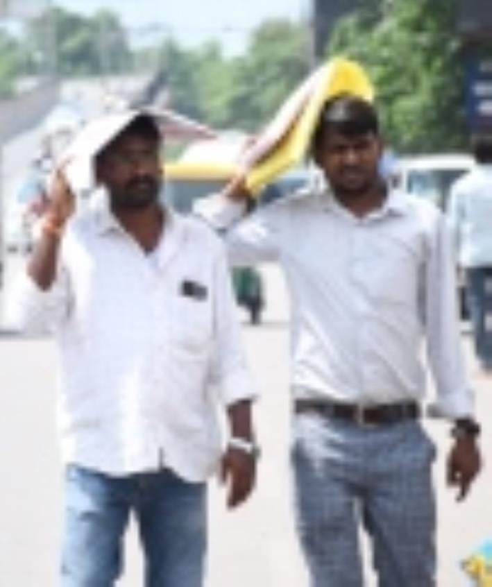 बुधवार को गर्मी उमस से परेशान दिखे लोग।
