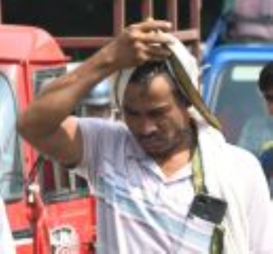 बुधवार को गर्मी उमस से परेशान दिखे लोग।