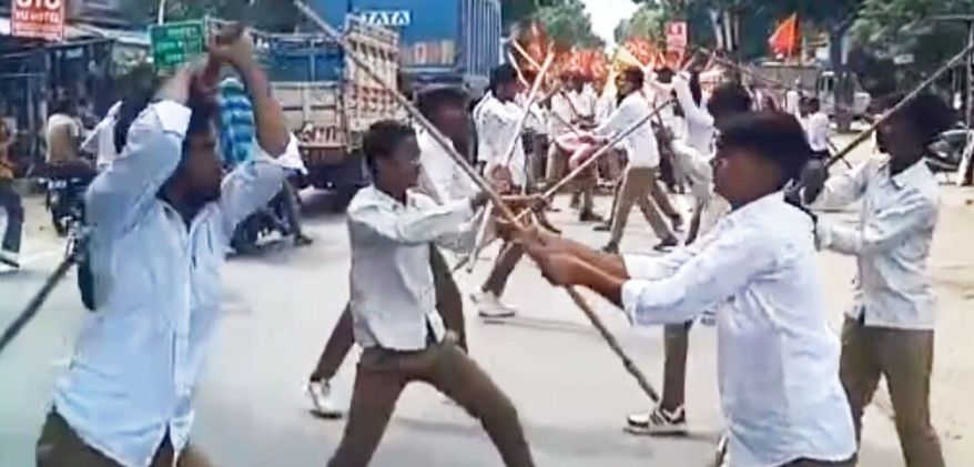 फोटो-20-शोभायात्रा में शौर्य का प्रदर्शन करते छात्र। संवाद