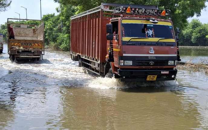 -फोटो 54 : छोटूराम नगर में मकानों के आसपास भरा ड्रेन का पानी। संवाद -फोटो 54 : छोटूराम नगर में मकानों के आसपास भरा ड्रेन का पानी। संवाद