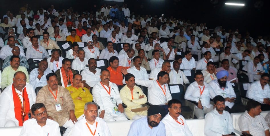 गन्ना शोध परिषद में आयोजित सहकारिता सम्मेलन में बोलते गन्ना विकास विभाग मंत्री चौधरी लक्ष्मी ना