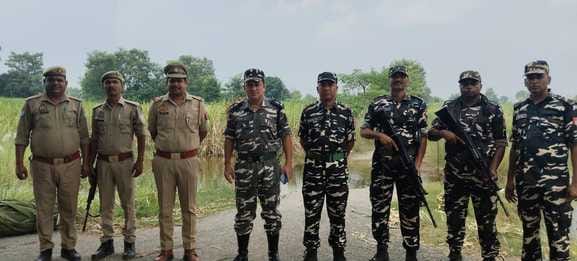 गौरीफंटा बाॅर्डर पर नेपाल जाने वालों की चेकिंग करते एसएसबी जवान। संवाद गौरीफंटा बाॅर्डर पर नेपाल जाने वालों की चेकिंग करते एसएसबी जवान। संवाद