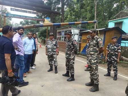 गौरीफंटा बाॅर्डर पर नेपाल जाने वालों की चेकिंग करते एसएसबी जवान। संवाद गौरीफंटा बाॅर्डर पर नेपाल जाने वालों की चेकिंग करते एसएसबी जवान। संवाद