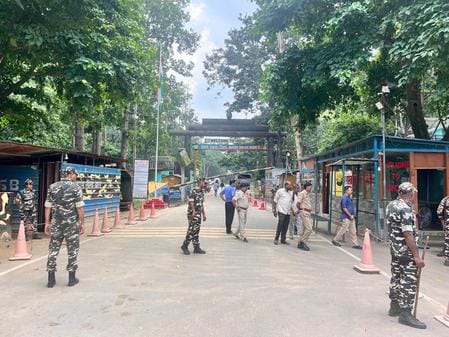 गौरीफंटा बाॅर्डर पर नेपाल जाने वालों की चेकिंग करते एसएसबी जवान। संवाद गौरीफंटा बाॅर्डर पर नेपाल जाने वालों की चेकिंग करते एसएसबी जवान। संवाद