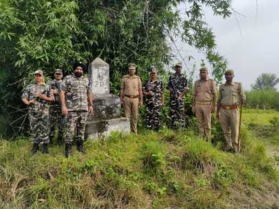 गौरीफंटा बाॅर्डर पर नेपाल जाने वालों की चेकिंग करते एसएसबी जवान। संवाद गौरीफंटा बाॅर्डर पर नेपाल जाने वालों की चेकिंग करते एसएसबी जवान। संवाद