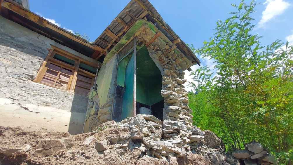 गांदरबल में स्कूल की क्षतिग्रस्त इमारत। संवाद गांदरबल में स्कूल की क्षतिग्रस्त इमारत। संवाद
