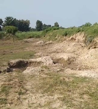 गांव मीरपुर के पास भैंसी नदी में रेत खनन से बने गड्ढे। वीडियो ग्रैब