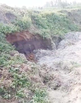 गांव मीरपुर के पास भैंसी नदी में रेत खनन से बने गड्ढे। वीडियो ग्रैब