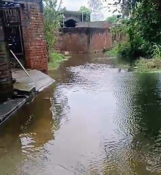गांव निडावली के लोग नायब तहसीलदार को ज्ञापन देते हुए। (मवाना) गांव निडावली के लोग नायब तहसीलदार को ज्ञापन देते हुए। (मवाना)