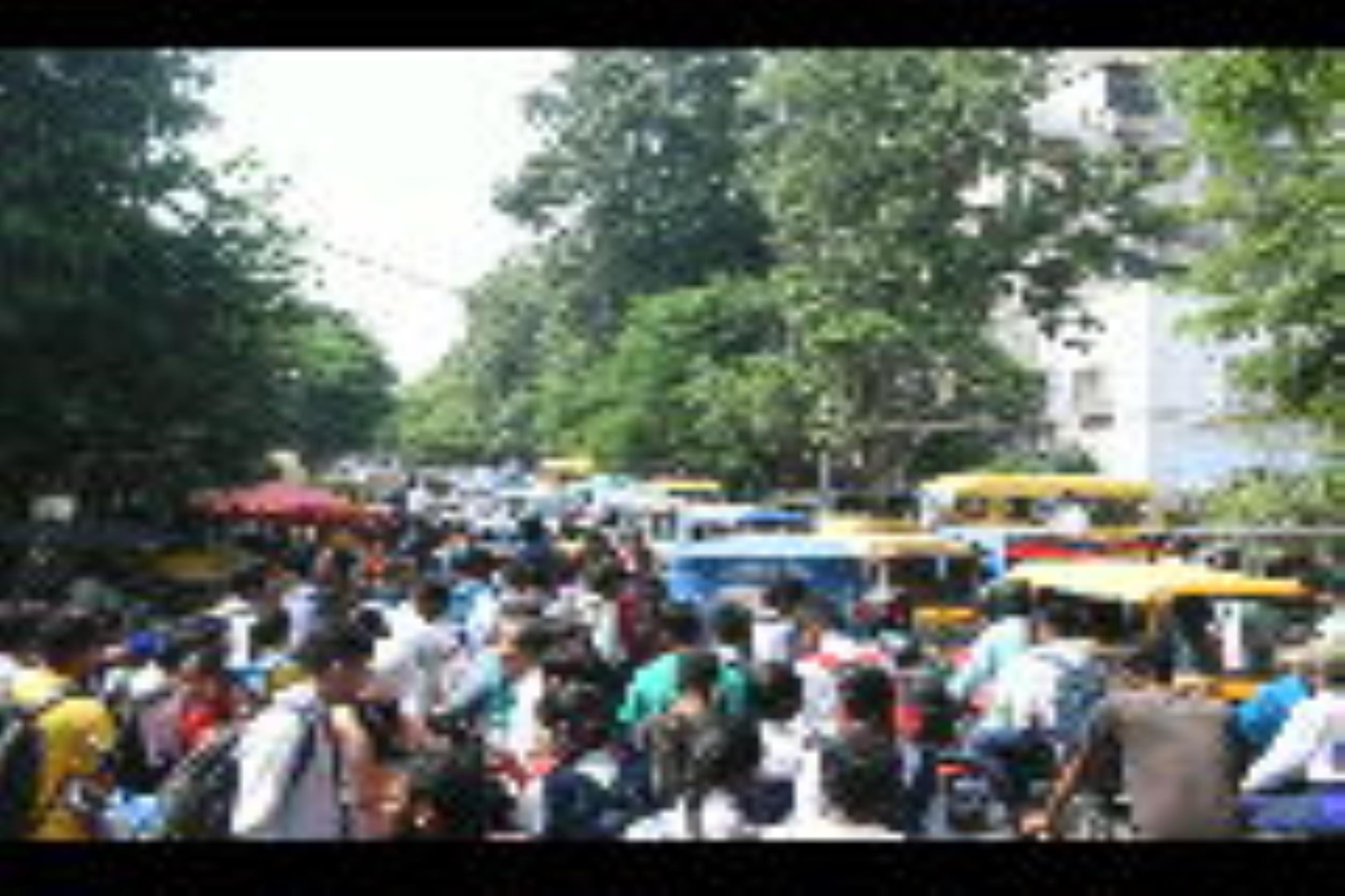 क्राइस्ट चर्च कॉलेज की छुट्टी के दौरान बुधवार दोपहर लंबा जाम लगा। इस दौरान वाहन रेंगते हुए गुजर