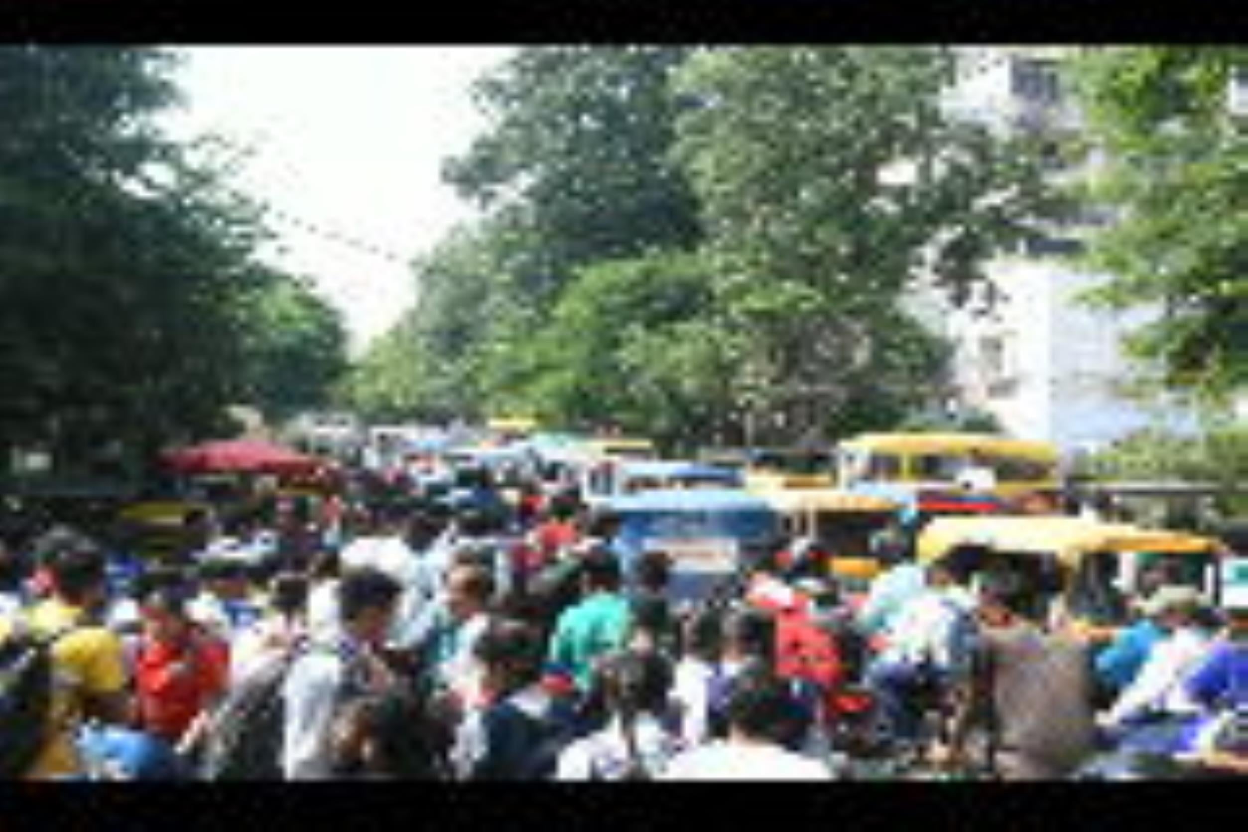 क्राइस्ट चर्च कॉलेज की छुट्टी के दौरान बुधवार दोपहर लंबा जाम लगा। इस दौरान वाहन रेंगते हुए गुजर