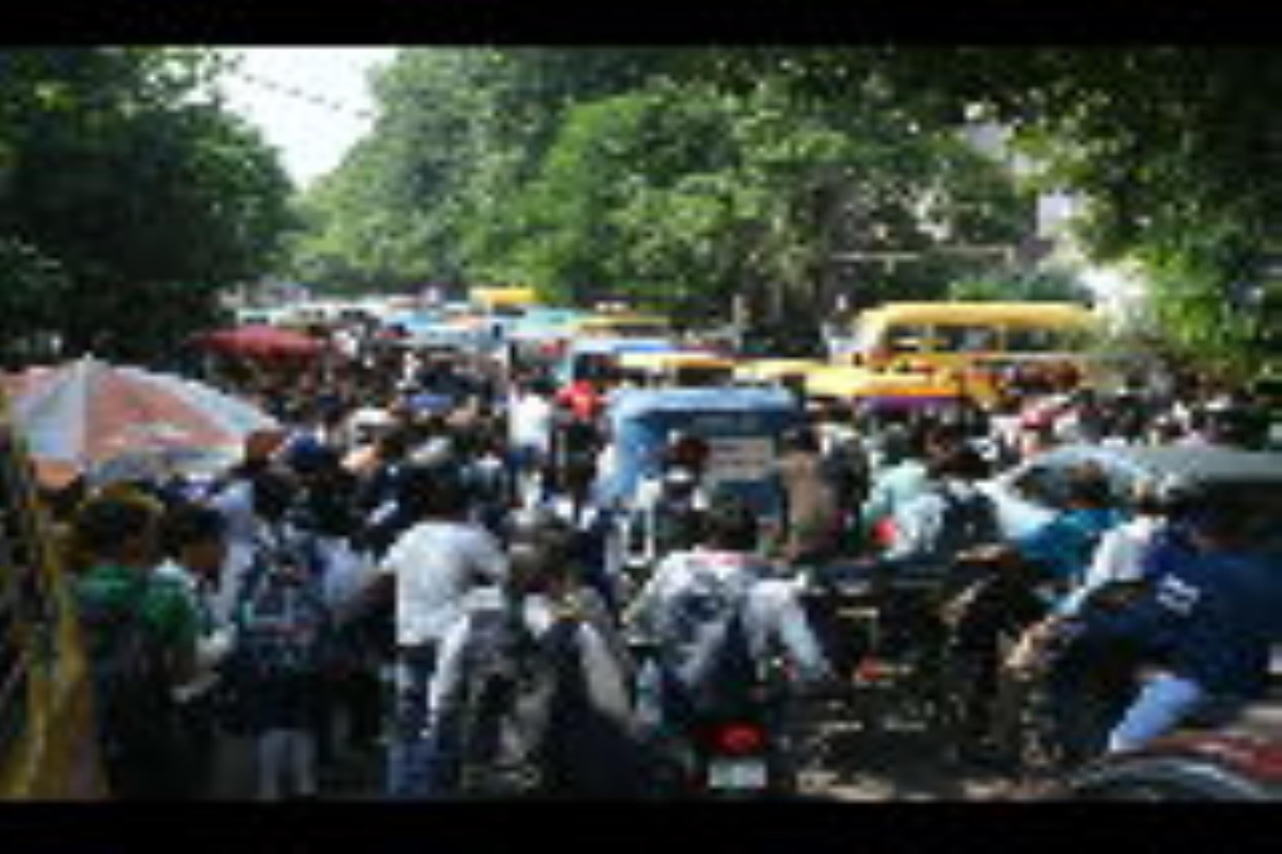 क्राइस्ट चर्च कॉलेज की छुट्टी के दौरान बुधवार दोपहर लंबा जाम लगा। इस दौरान वाहन रेंगते हुए गुजर