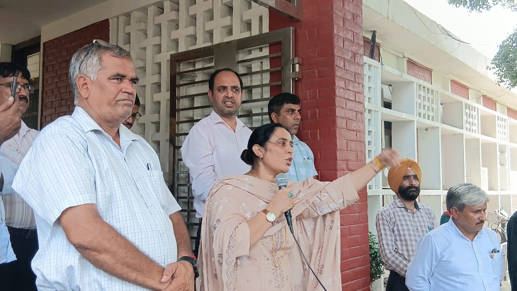 कुरुक्षेत्र। कुलपति कार्यालय के बाहर ठेकेदार नौशाद अली के मामले को लेकर नारेबाजी करते कुटा व गै कुरुक्षेत्र। कुलपति कार्यालय के बाहर ठेकेदार नौशाद अली के मामले को लेकर नारेबाजी करते कुटा व गै