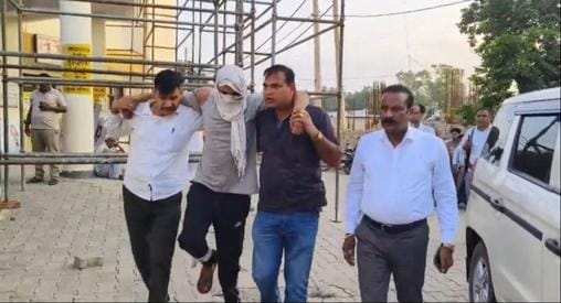 कुरुक्षेत्र। मुठभेड़ में घायल बदमाश को कंधे पर उठाकर उपचार के लिए ले जाते पुलिस कर्मी। संवाद कुरुक्षेत्र। मुठभेड़ में घायल बदमाश को कंधे पर उठाकर उपचार के लिए ले जाते पुलिस कर्मी। संवाद