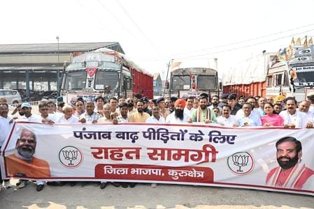 कुरुक्षेत्र।  पंजाब के लिए राहत सामग्री के 20 ट्रकों को हरी झंडी दिखाकर रवाना करते मुख्यमंत्री 