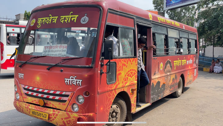 कुरुक्षेत्र। पुराने बस स्टैंड से गुजरती कुरुक्षेत्र दर्शन बस। संवाद कुरुक्षेत्र। पुराने बस स्टैंड से गुजरती कुरुक्षेत्र दर्शन बस। संवाद