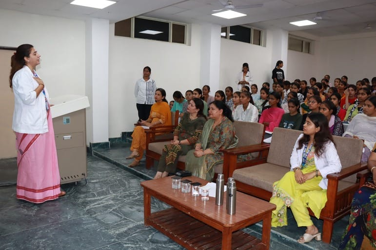कुरुक्षेत्र। राजकीय कन्या महाविद्यालय पलवल में जागरूकता शिविर छात्राओं को संबोधित करती प्रो. स कुरुक्षेत्र। राजकीय कन्या महाविद्यालय पलवल में जागरूकता शिविर छात्राओं को संबोधित करती प्रो. स
