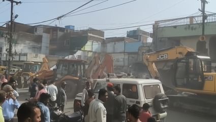 कार्यवाही लगातार जारी