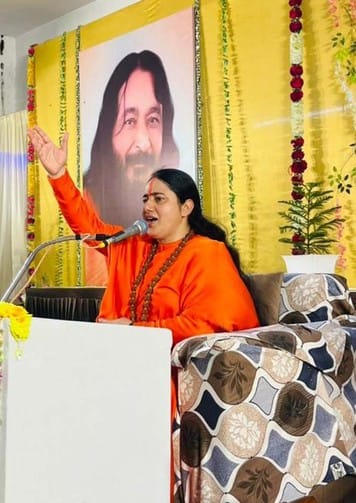कथा श्रवण करते हुए श्रद्धालु। आयोजक
