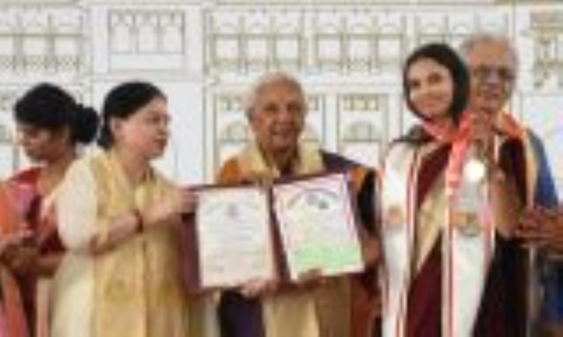 लखनऊ विश्वविद्यालय के ऐतिहासिक कला प्रांगण के मैदान में आयोजित 68वें दीक्षांत समारोह में पदक पा लखनऊ विश्वविद्यालय के ऐतिहासिक कला प्रांगण के मैदान में आयोजित 68वें दीक्षांत समारोह में पदक पा